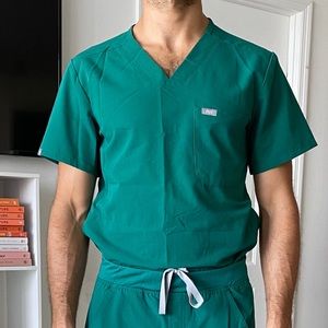 FIGS SCRUBS TOP (hunter green)